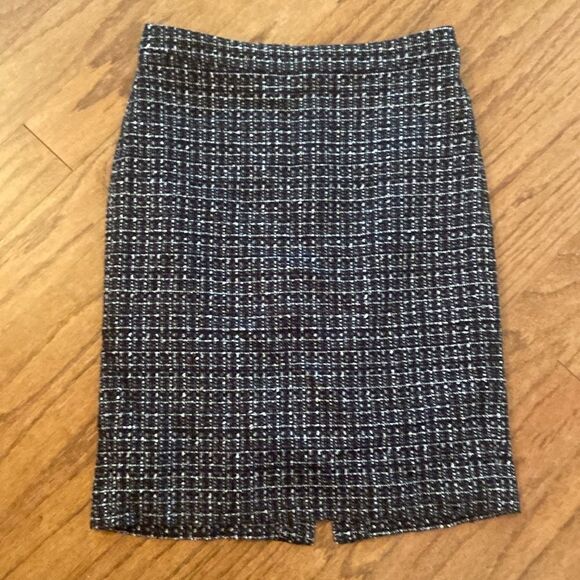 J Crew size 2, black and white and gray skirt lined with a slit in the back - Picture 1 of 7